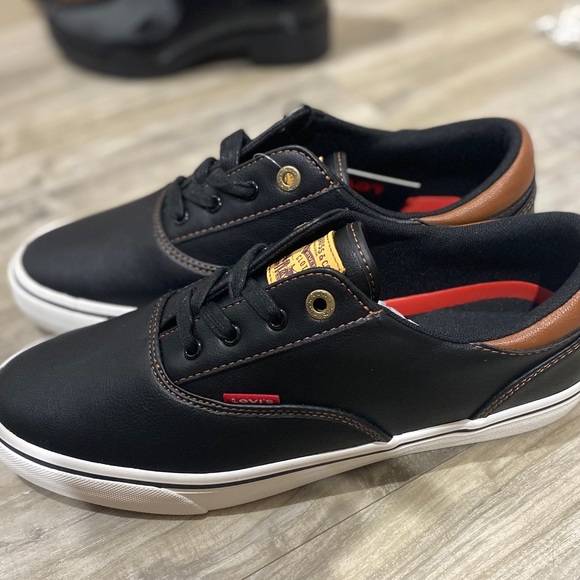 Levis Men Size 8 Leather Sneakers 